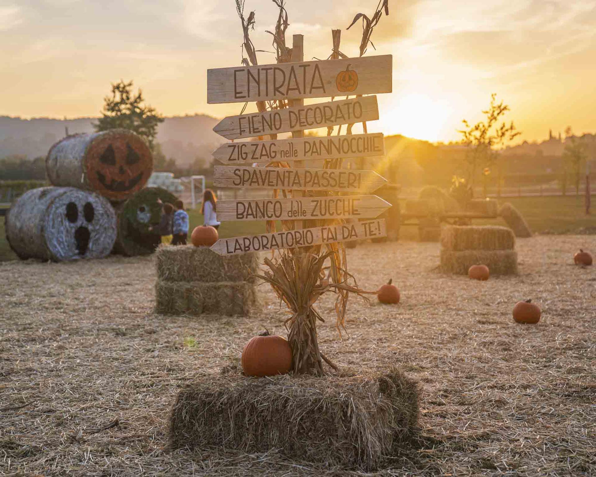 Le decorazioni che accolgono i visitatori al Campo d'Autunno