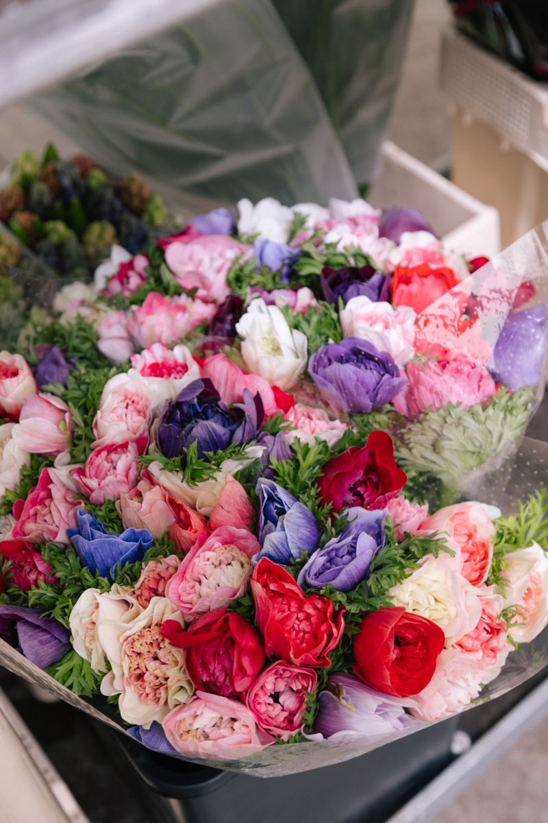 Composizioni floreali a tema primaverile con fiori recisi freschi